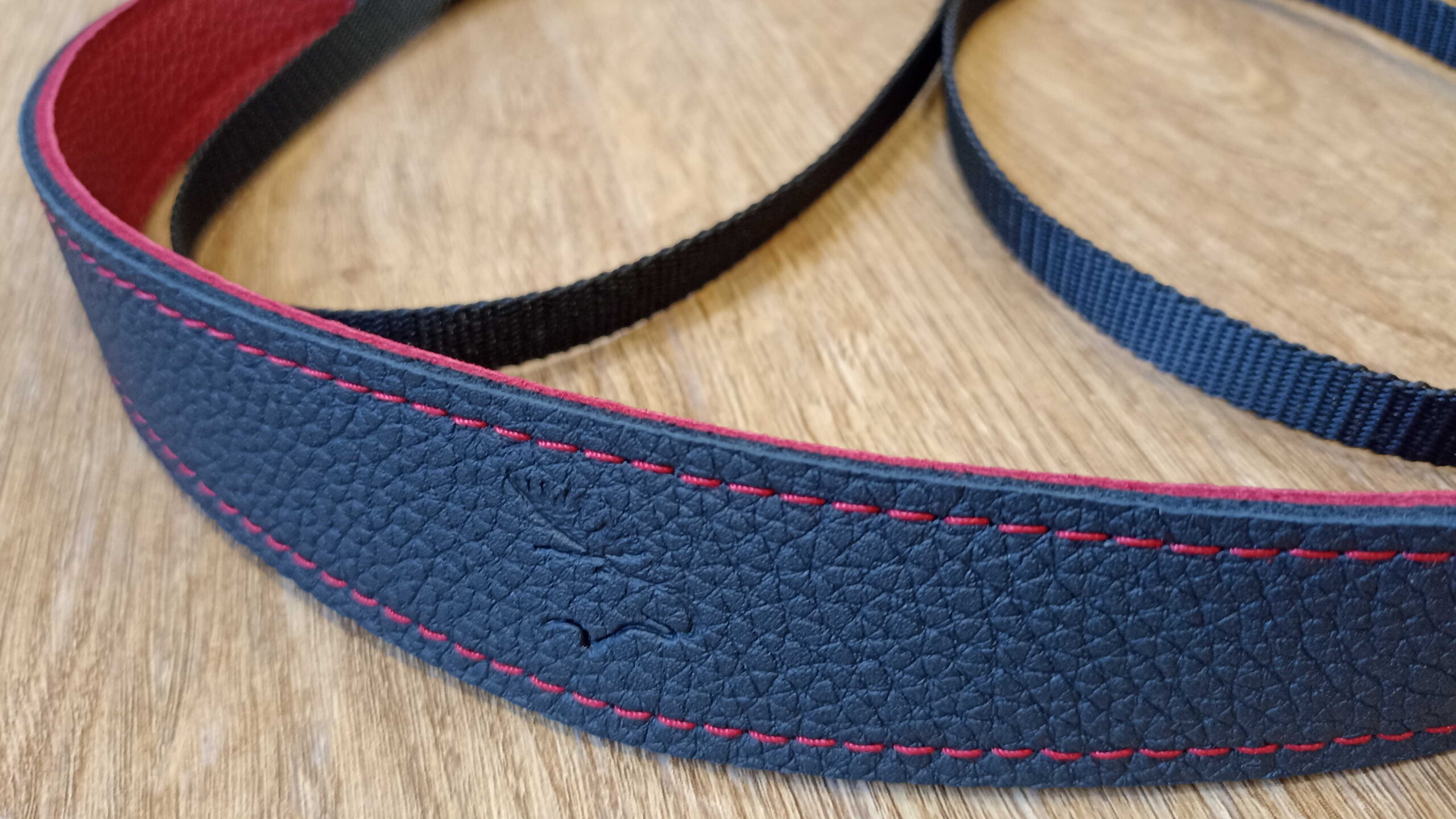 Edition 35mm schwarz-rot Kontrastnaht / Schwache Logoprägung